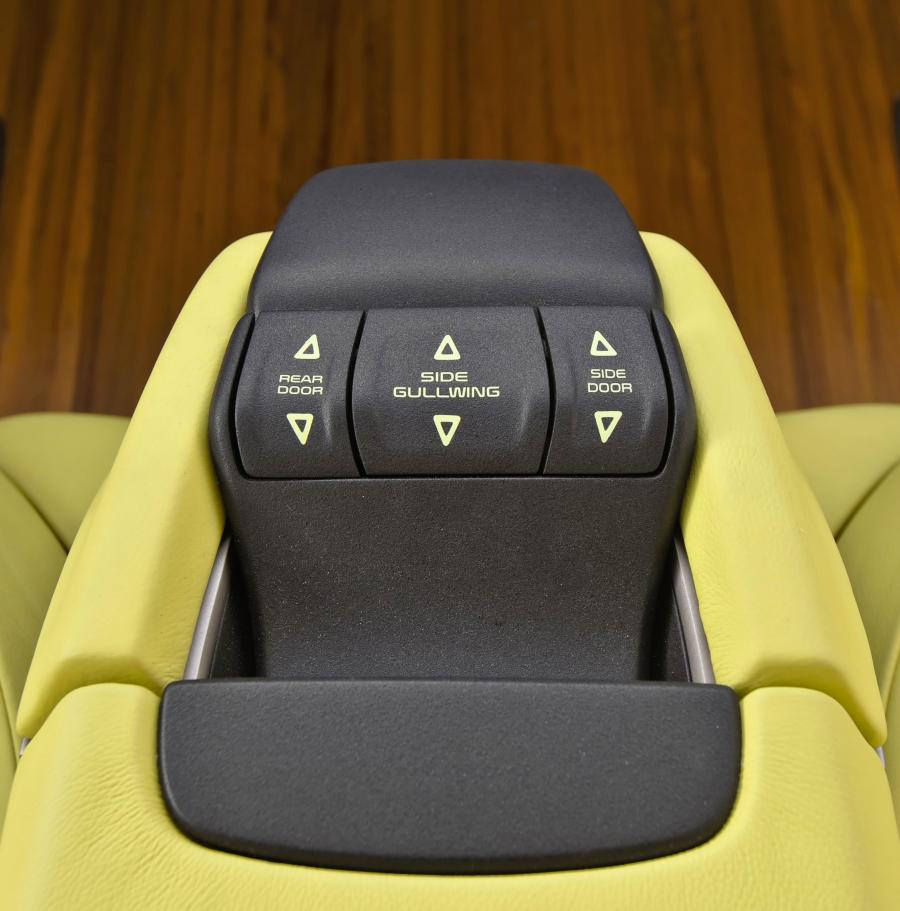Детали интерьера Kia KV7 Concept 2011 года  (фото 4 из 22)